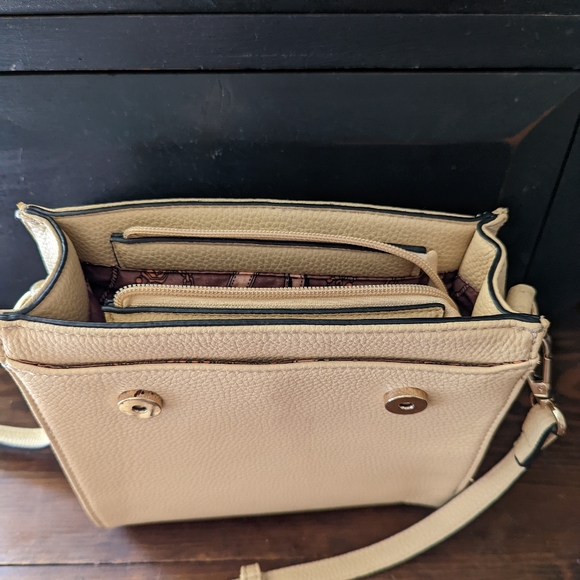 Very Nice Tan La Terre purse - Picture 9 of 10